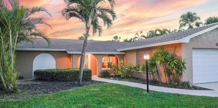 House in Saint Pete Beach, Florida 2 bedrooms, 135.36 sq.m. № 2141886
