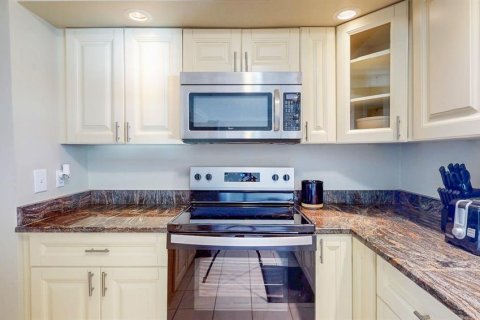 House in Saint Pete Beach, Florida 2 bedrooms, 135.36 sq.m. № 2141886 - photo 25