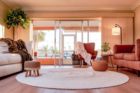 House in Saint Pete Beach, Florida 2 bedrooms, 135.36 sq.m. № 2141886 - photo 5