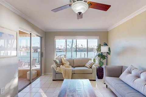 House in Saint Pete Beach, Florida 2 bedrooms, 135.36 sq.m. № 2141886 - photo 19