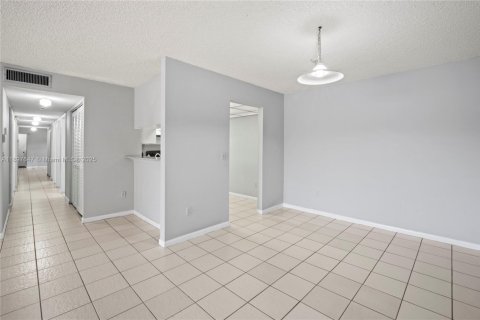 Apartamento en alquiler en Miami, Florida, 3 dormitorios, 115.2 m2 № 1950125 - foto 9
