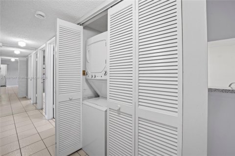 Apartamento en alquiler en Miami, Florida, 3 dormitorios, 115.2 m2 № 1950125 - foto 10