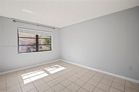 Apartamento en alquiler en Miami, Florida, 3 dormitorios, 115.2 m2 № 1950125 - foto 12