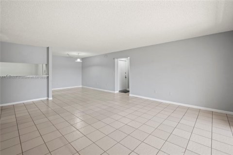Apartamento en alquiler en Miami, Florida, 3 dormitorios, 115.2 m2 № 1950125 - foto 6