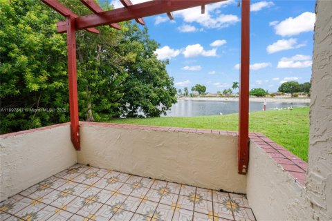 Apartamento en alquiler en Miami, Florida, 3 dormitorios, 115.2 m2 № 1950125 - foto 1