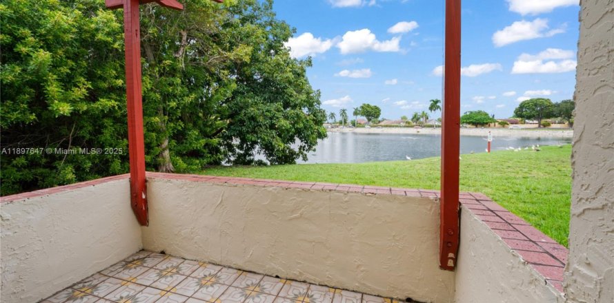 Apartamento en Miami, Florida 3 dormitorios, 115.2 m2 № 1950125