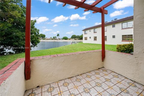 Apartamento en alquiler en Miami, Florida, 3 dormitorios, 115.2 m2 № 1950125 - foto 2