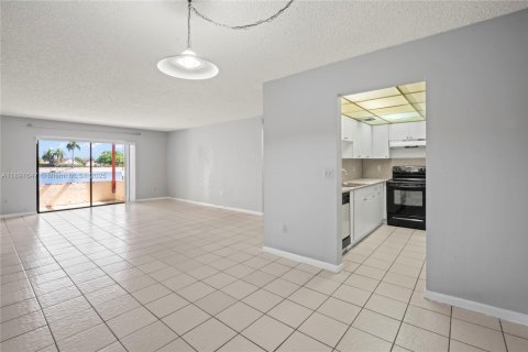 Apartamento en alquiler en Miami, Florida, 3 dormitorios, 115.2 m2 № 1950125 - foto 4