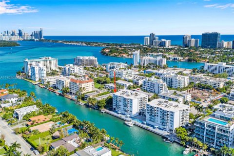 Condominio en Bay Harbor Islands, Florida, 2 dormitorios  № 2079189