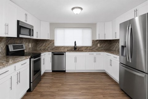 House in Tampa, Florida 3 bedrooms, 135.17 sq.m. № 2207892 - photo 3