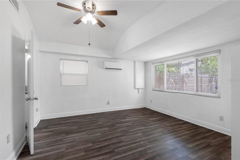 House in Tampa, Florida 3 bedrooms, 135.17 sq.m. № 2207892 - photo 11