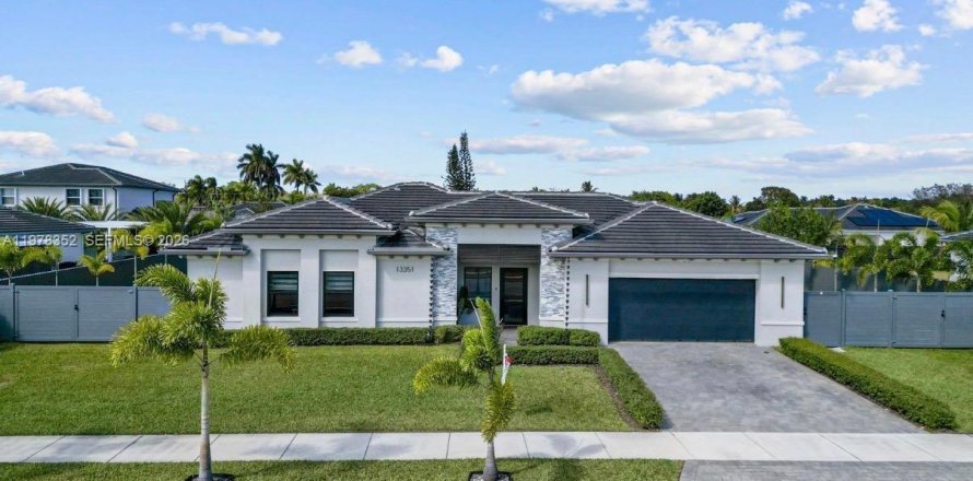 House in Miami, Florida 3 bedrooms, 198.53 sq.m. № 2044708