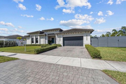 House in Miami, Florida 3 bedrooms, 198.53 sq.m. № 2044708 - photo 2