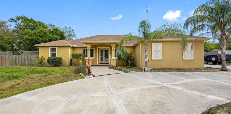 House in Tarpon Springs, Florida 4 bedrooms, 262.36 sq.m. № 1677201