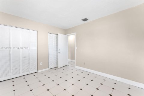 House in Miami, Florida 3 bedrooms, 124.86 sq.m. № 1999930 - photo 13