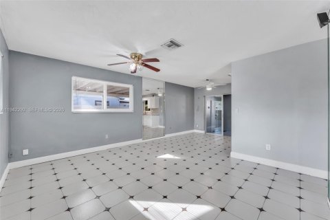 House in Miami, Florida 3 bedrooms, 124.86 sq.m. № 1999930 - photo 4