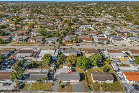 House in Miami, Florida 3 bedrooms, 124.86 sq.m. № 1999930 - photo 22