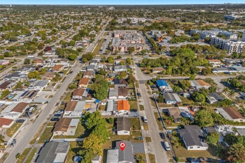 House in Miami, Florida 3 bedrooms, 124.86 sq.m. № 1999930 - photo 23