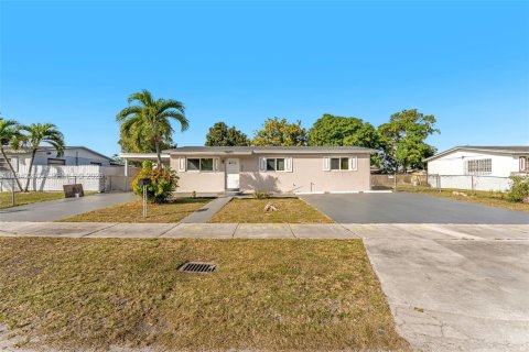 House in Miami, Florida 3 bedrooms, 124.86 sq.m. № 1999930
