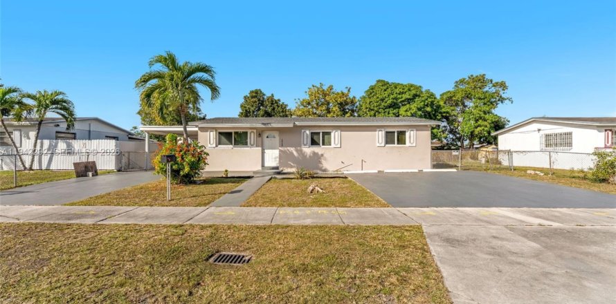 House in Miami, Florida 3 bedrooms, 124.86 sq.m. № 1999930