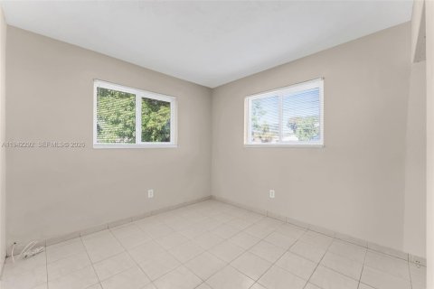 House in Miami, Florida 3 bedrooms, 124.86 sq.m. № 1999930 - photo 9