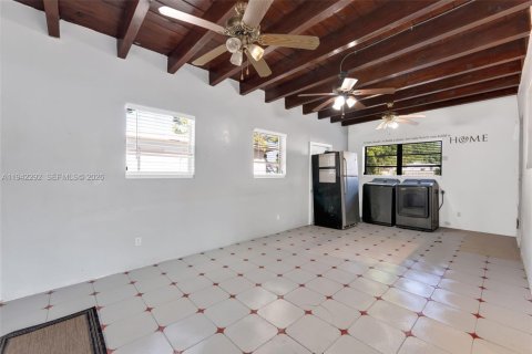 House in Miami, Florida 3 bedrooms, 124.86 sq.m. № 1999930 - photo 6