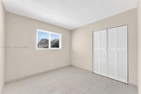 House in Miami, Florida 3 bedrooms, 124.86 sq.m. № 1999930 - photo 15