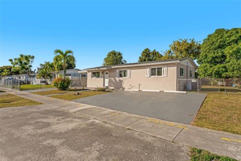 House in Miami, Florida 3 bedrooms, 124.86 sq.m. № 1999930 - photo 2