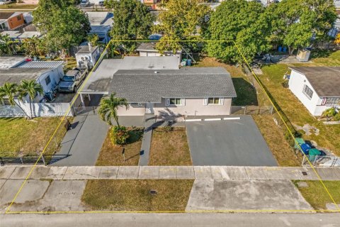 House in Miami, Florida 3 bedrooms, 124.86 sq.m. № 1999930 - photo 21