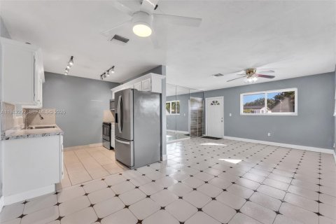 House in Miami, Florida 3 bedrooms, 124.86 sq.m. № 1999930 - photo 7