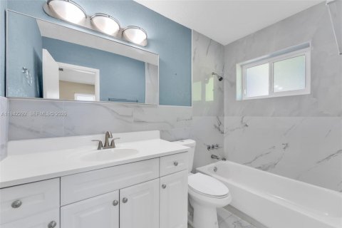 House in Miami, Florida 3 bedrooms, 124.86 sq.m. № 1999930 - photo 17