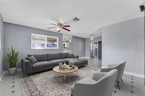 House in Miami, Florida 3 bedrooms, 124.86 sq.m. № 1999930 - photo 3