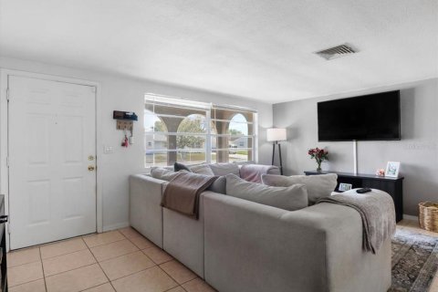 House in New Port Richey, Florida 3 bedrooms, 135.08 sq.m. № 1530247 - photo 9