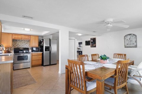 House in New Port Richey, Florida 3 bedrooms, 135.08 sq.m. № 1530247 - photo 6