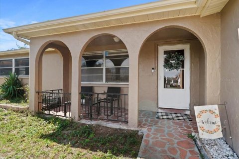 House in New Port Richey, Florida 3 bedrooms, 135.08 sq.m. № 1530247 - photo 2