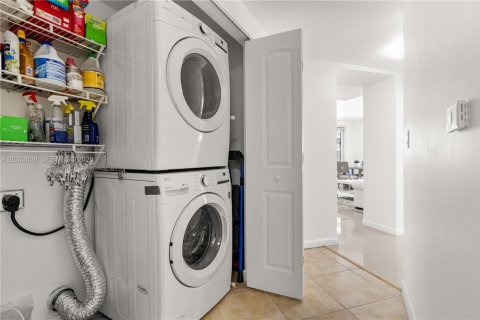 Condo in Miami, Florida, 2 bedrooms  № 2253165 - photo 14