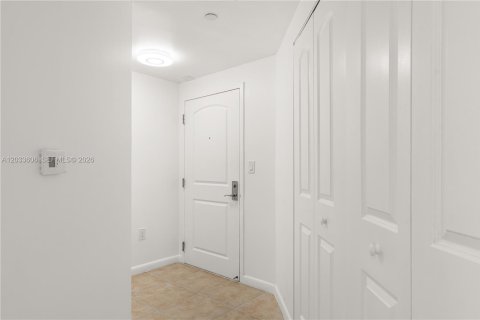 Condo in Miami, Florida, 2 bedrooms  № 2253165 - photo 15