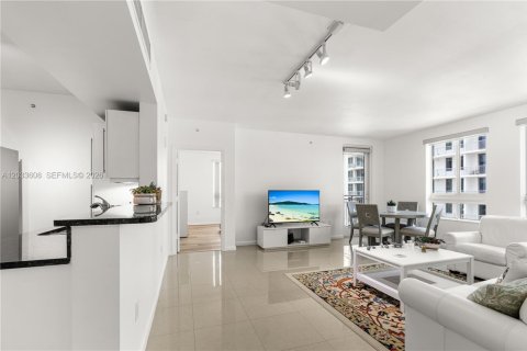 Condo in Miami, Florida, 2 bedrooms  № 2253165 - photo 5