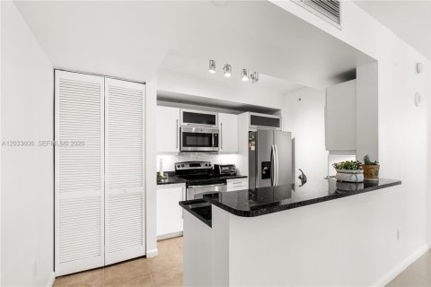 Condo in Miami, Florida, 2 bedrooms  № 2253165 - photo 6