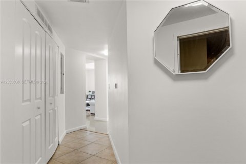 Condo in Miami, Florida, 2 bedrooms  № 2253165 - photo 16