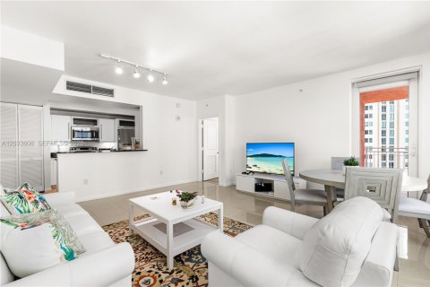 Condo in Miami, Florida, 2 bedrooms  № 2253165 - photo 3