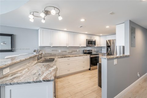 Condominio en venta en Hollywood, Florida, 2 dormitorios, 101.26 m2 № 1979353 - foto 11