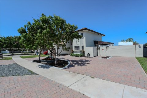 Villa ou maison à vendre à Miami, Floride: 3 chambres, 153.66 m2 № 1973527 - photo 3