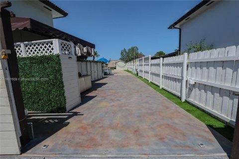 Villa ou maison à vendre à Miami, Floride: 3 chambres, 153.66 m2 № 1973527 - photo 4