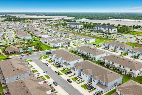 Townhouse in Davenport, Florida 3 bedrooms, 161.28 sq.m. № 2302640 - photo 11