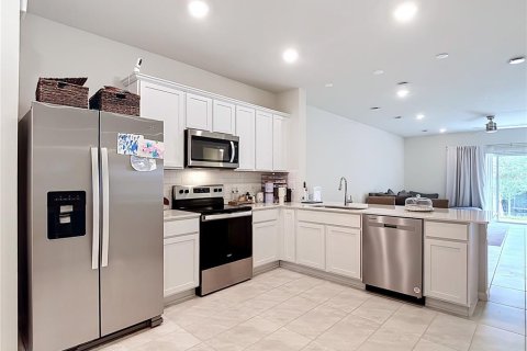 Townhouse in Davenport, Florida 3 bedrooms, 161.28 sq.m. № 2302640 - photo 2