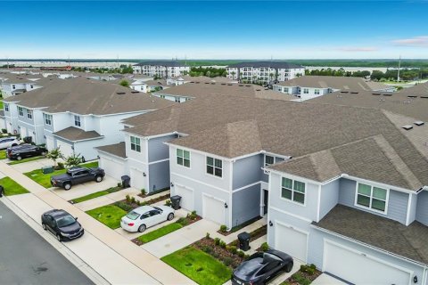 Townhouse in Davenport, Florida 3 bedrooms, 161.28 sq.m. № 2302640 - photo 8