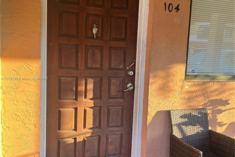 Condominio en venta en Hialeah, Florida, 2 dormitorios, 71.07 m2 № 1889627 - foto 1