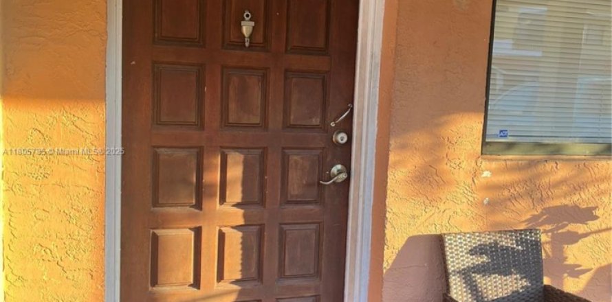 Condominio en Hialeah, Florida, 2 dormitorios  № 1889627