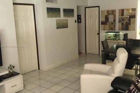 Condominio en venta en Hialeah, Florida, 2 dormitorios, 71.07 m2 № 1889627 - foto 3